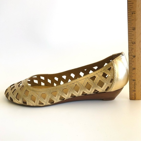 Kenneth Cole Reaction Peek Peek Perforated Wedges - Picture 11 of 15